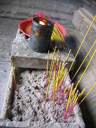 raeucherstaebchen_fuer_buddha_angkor_wat