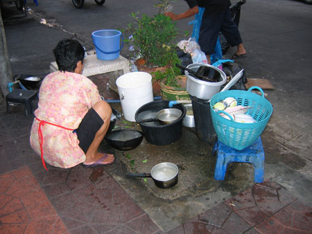 strassenkuechenabwasch_bangkok