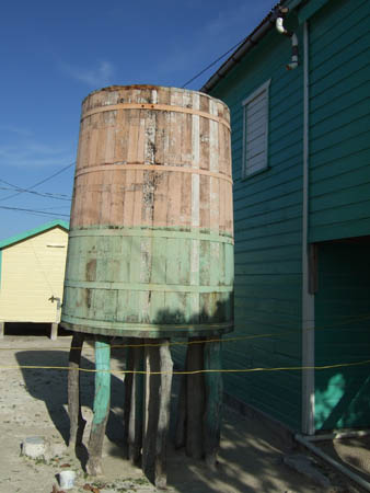 wassertankbeim_inselfriseur_caye_caulker_belize