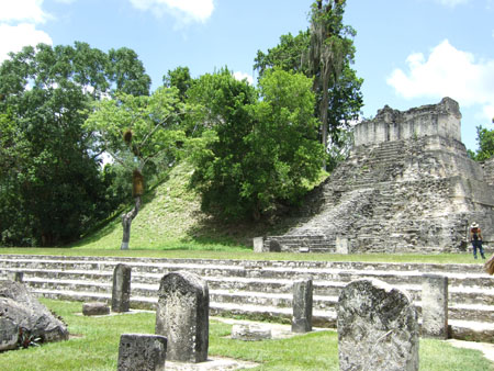 grande_plaza2_flores_tikal_guat