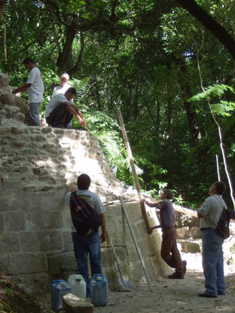 restauration1_mayaruinen_flores_tikal_guat